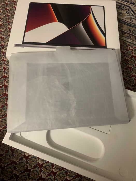 MacBook Pro 15 инча с нова батерия (само 1 цикъл на зареждане)