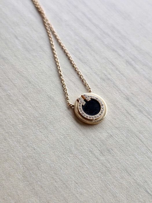 Diamond and Black Onyx Circle Pendant in Rose Gold, adică un pandantiv din colecția Tiffany T, cu aur roz, diamante și onix negru
