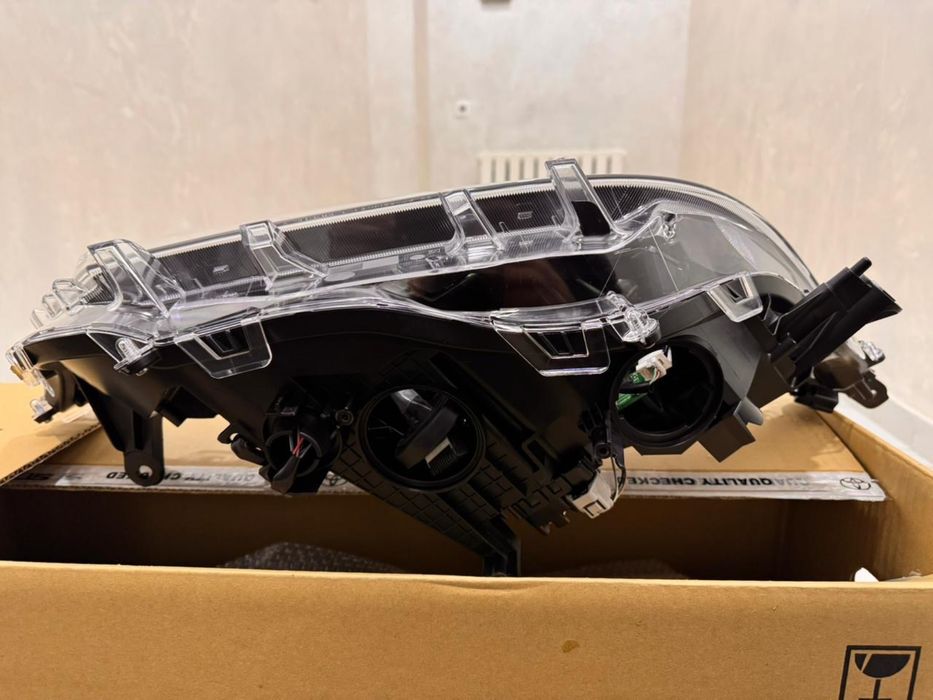 Rav-4 фара оригинал