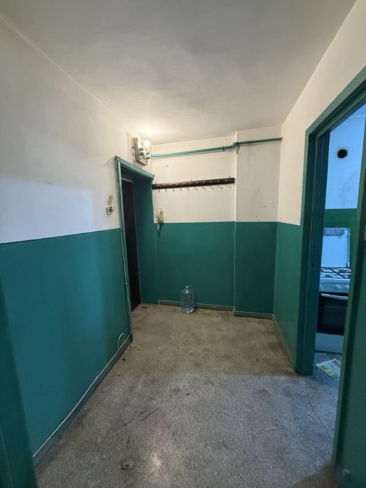 Apartament 2 camere, parter — cu acces la grădina din spatele blocului | Republicii / Ploiești Nord 43,5 mp utili | semidecomandat | parter