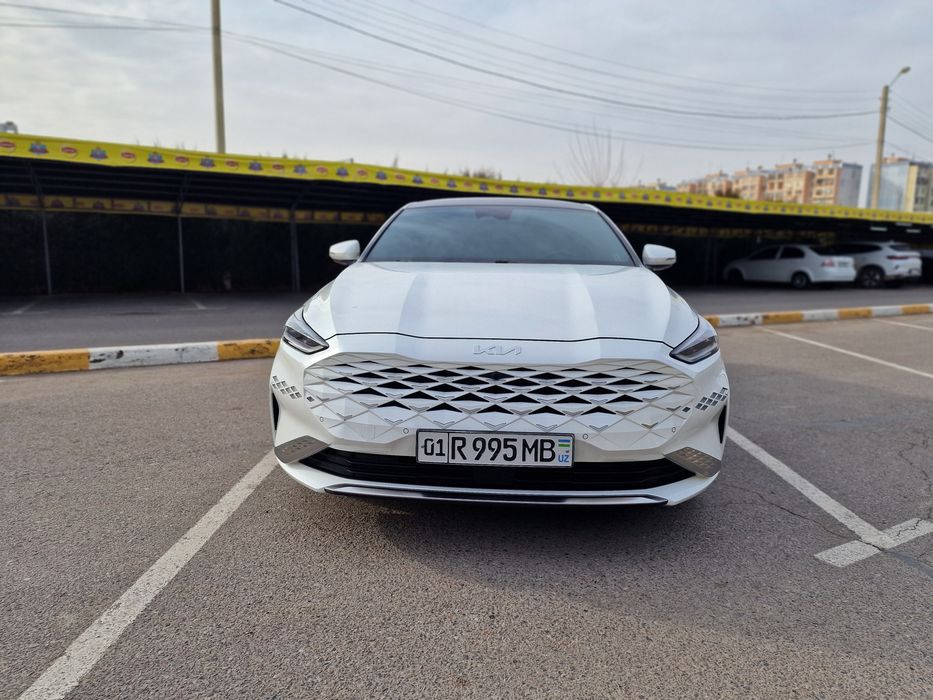 Kia k8 premium sedan 3.5 l sotiladi