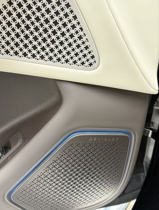 Denza N9  флагшип рестайлинг черный кузов белый салон