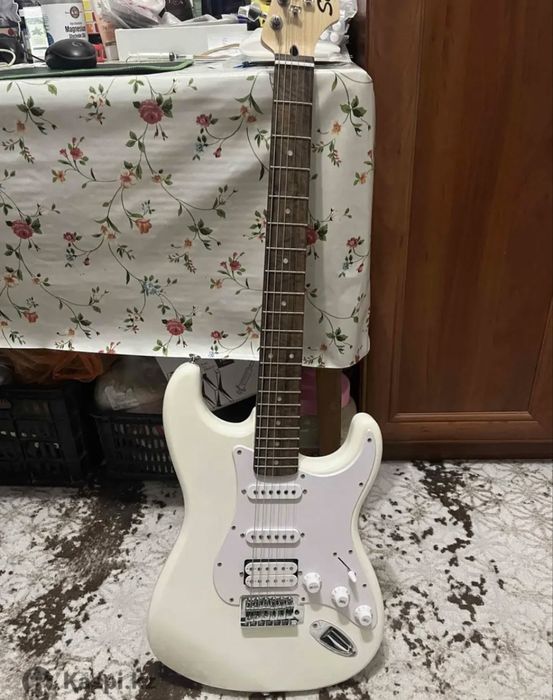 Fender Stratocaster ( sqiuer) Электогитара