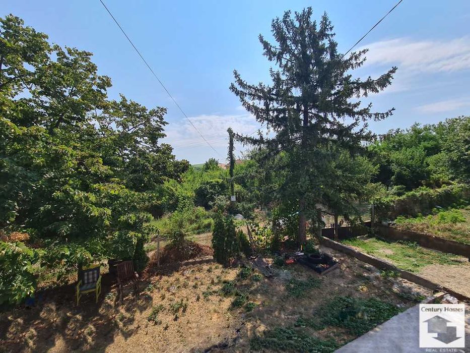 190026 Просторна триетажна къща с голям двор в село Караманово