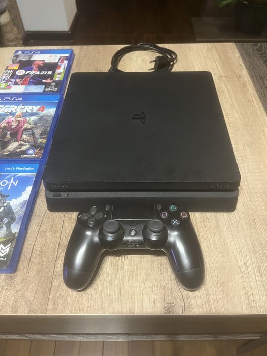 PlayStation 4 Slim - 1TB + 3 Игри