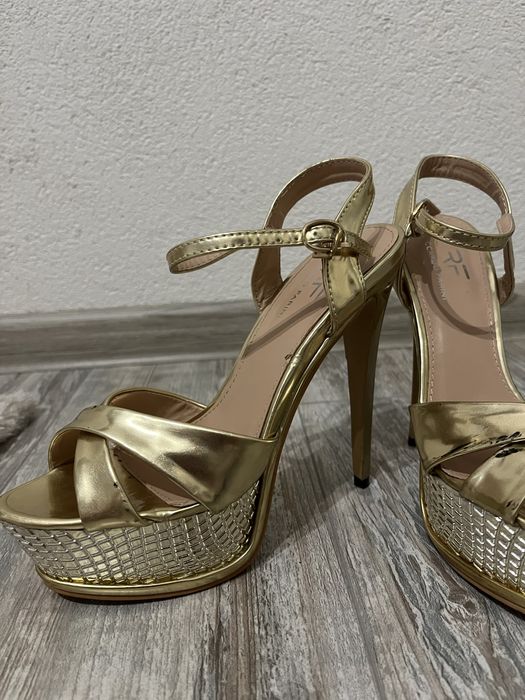 Златисти токчета