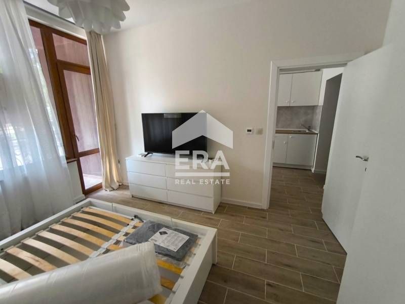 Слънчев и модерно обзаведен двустаен апартамент в затворен комплекс в