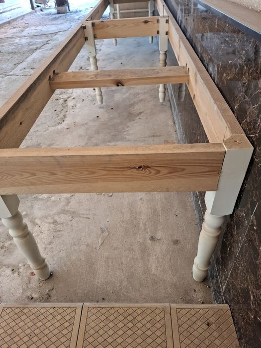 Стол для гостинной