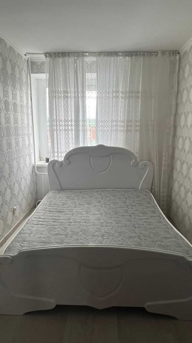 Продам двуспальную кровать с матрасом