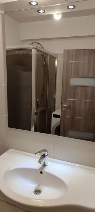 Lavoar și oglindă de baie cu spoturi