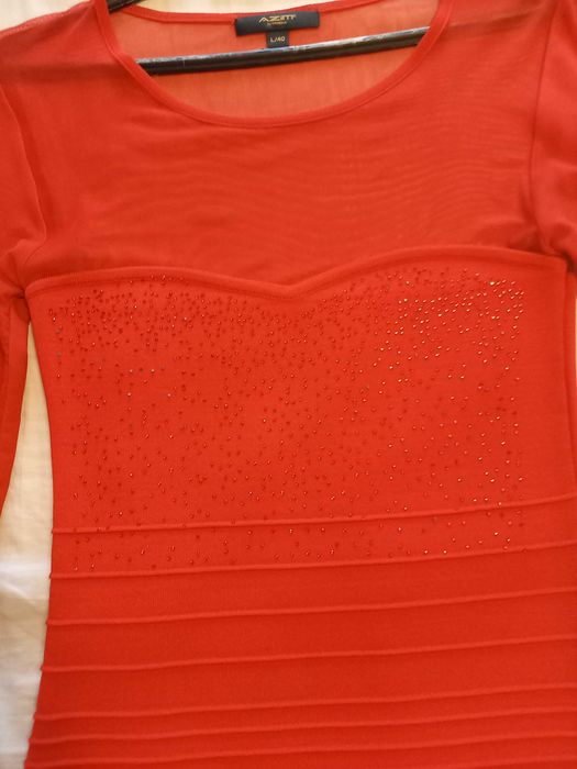 Елегантна червена рокля.