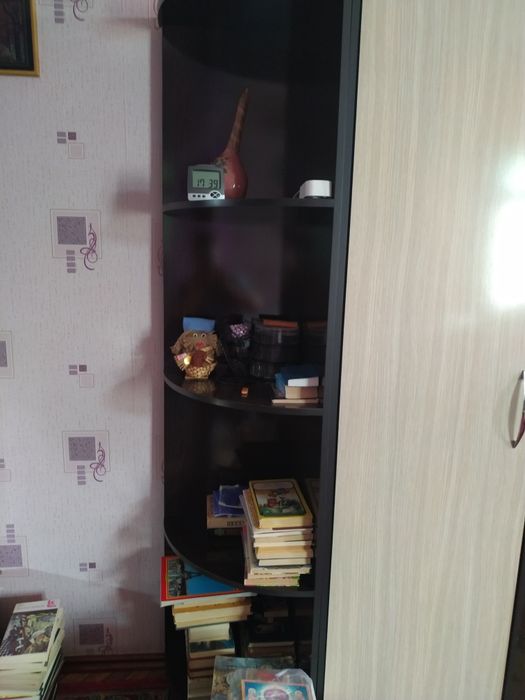 2 комода светлый и тёмный и Шкаф для книг или вещей