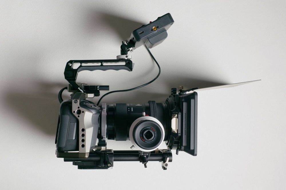 Rig complet Blackmagic Pocket 4K + Sigma 18-35 f1.8 Art + Metabones 0.71x + Tilta Mirage + Monitor Osee T5 + Filtre Vaxis IRND 95mm + Altele