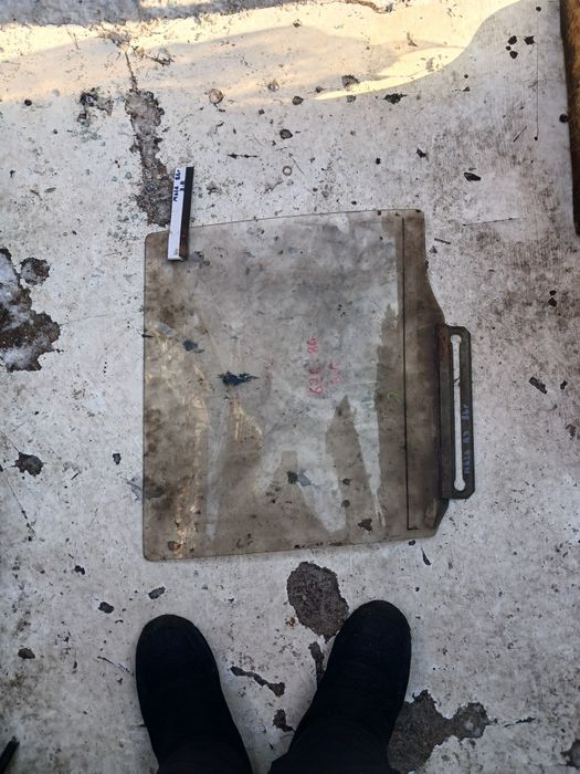 Стекло двери Мазда 626 старушка 1987г