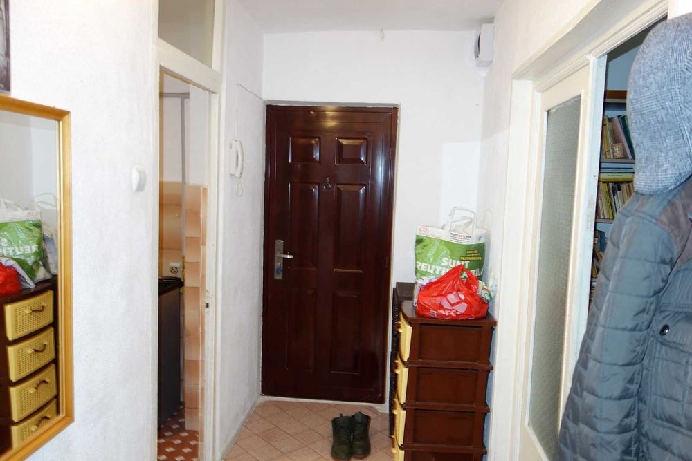 Apartament 3 camere, 2 bai, decomandat, central, langa piata