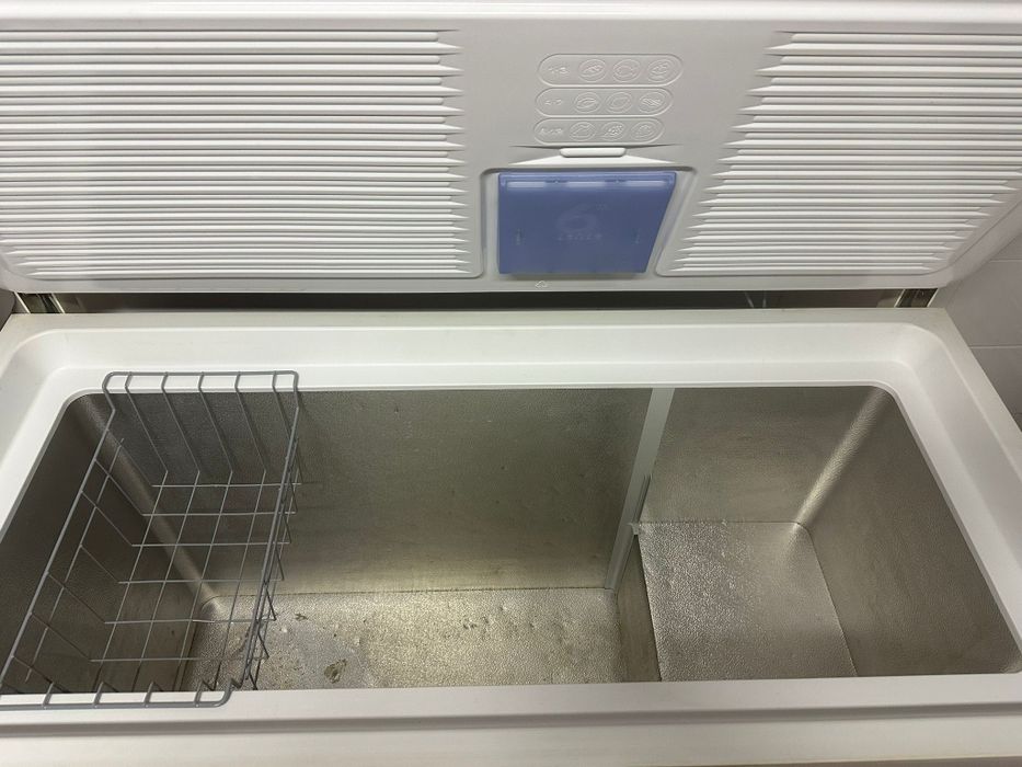 Vând lada frigorifică Whirlpool