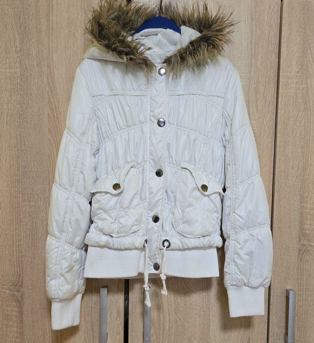 Късо дамско бяло яке