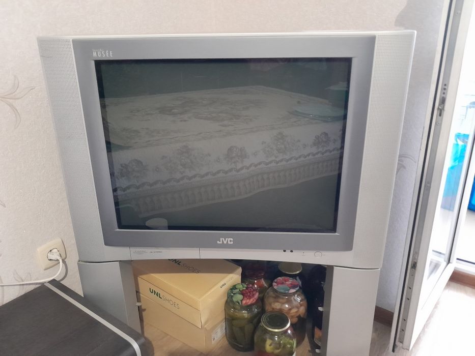 Телевизор с подставкой