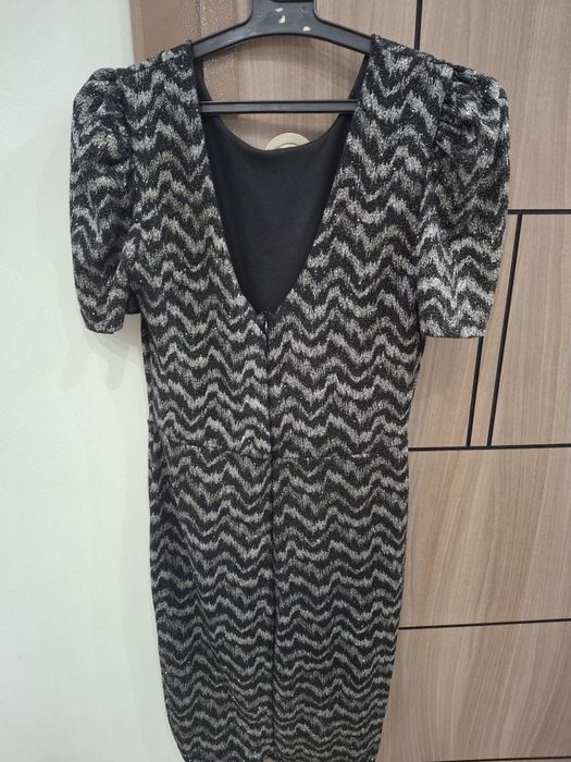 Рокля с лъскава нишка