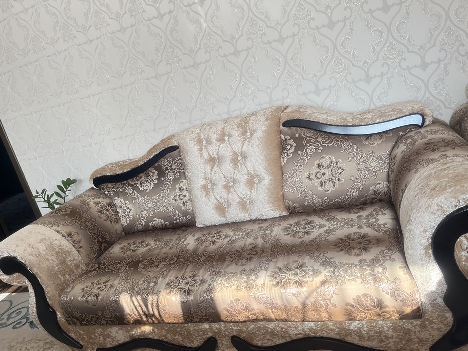 Продам диван с двумя креслами