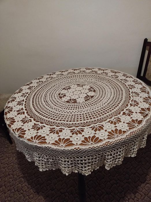 Ръчно шита покривка за кръгла маса