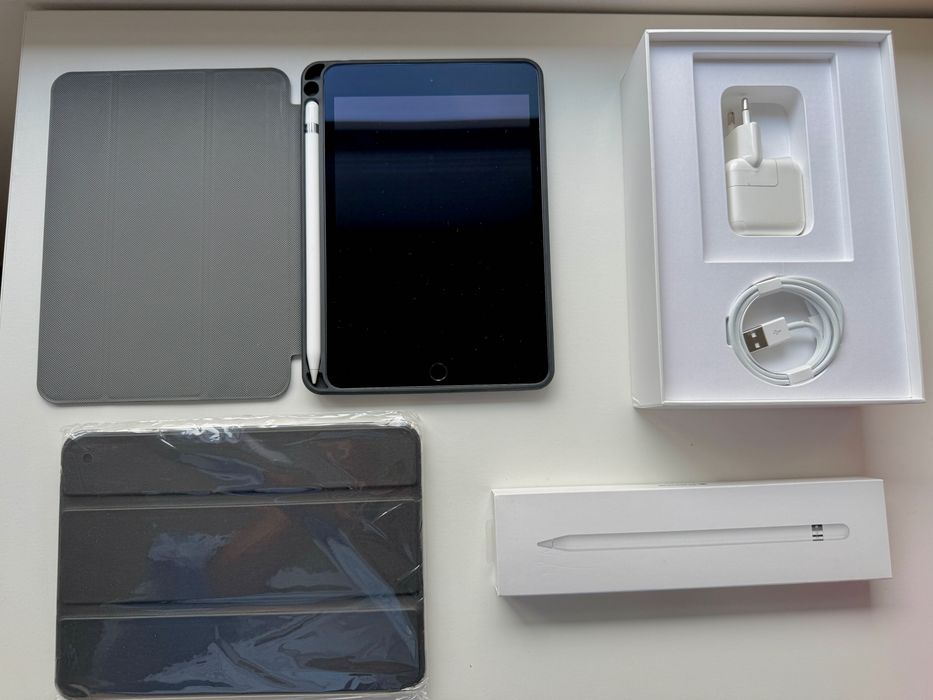 Ipad mini 5 - 256 Gb, Space Grey, pachet cu Apple pen + 2 huse, stare excelenta