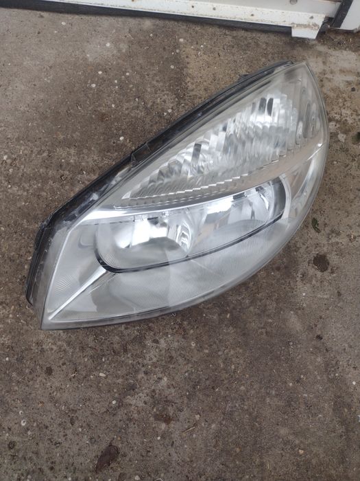 Продавам ляв фар за renault scenic 2 2004 09