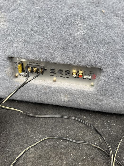 Vand 2 subfoowere cu statie incorporata