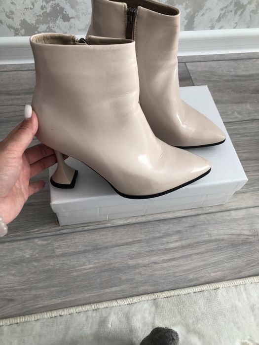 Аяк киимдер сатылады