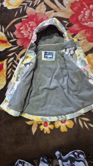 Продам курточку для девочки