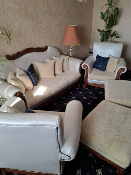 Запазена холна гарнитура , диван два фотьойла и две таблетки.