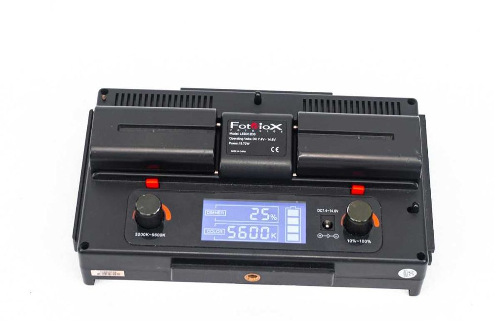 Lumina continua Fotodiox LED312DS cu baterii