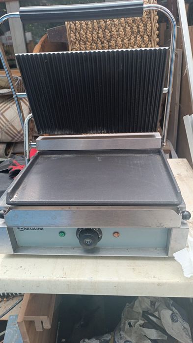 grătar electric profesional de tip contact grill (presă Panini), modelul Bartscher Panini 1GR (Art.-No. A150676).