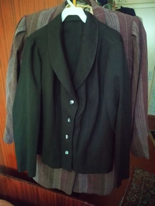 Пиджаки и костюмы женские 52 56 размеров в отличном состоянии.