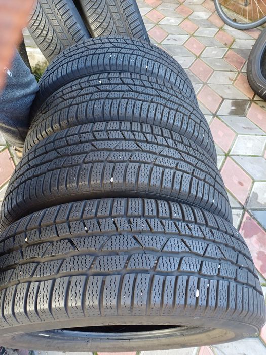 Vand 4 anvelope de iarna 205 60 r16 CONTINENTAL foarte bune
