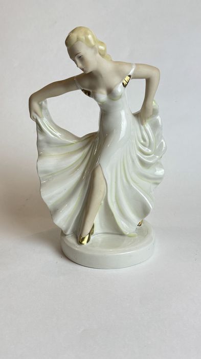 Фарфоровая статуэтка