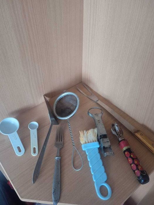 сахарница  и  другая посуда