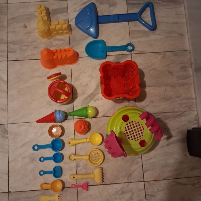 Продавам детски играчки за плажа.
