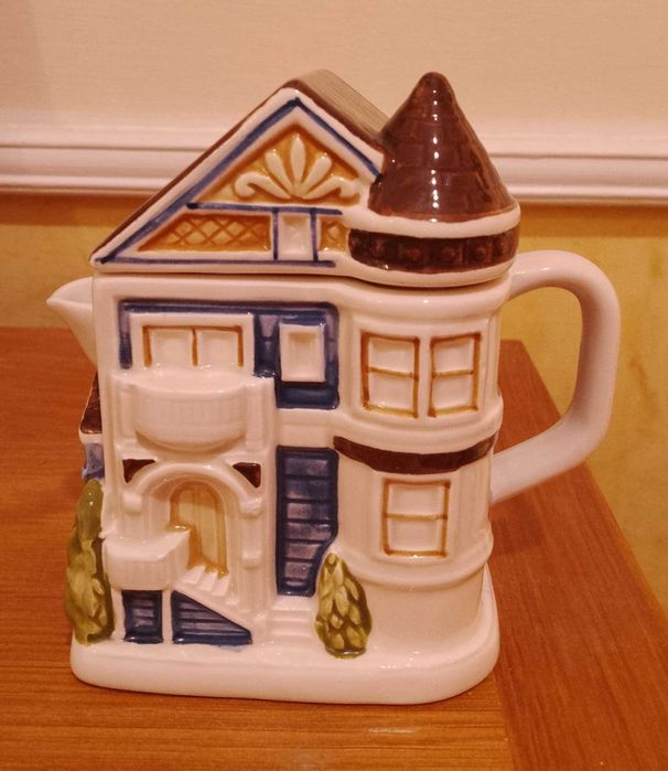 Два порцеланови чайника "Каляска" и "Къща"