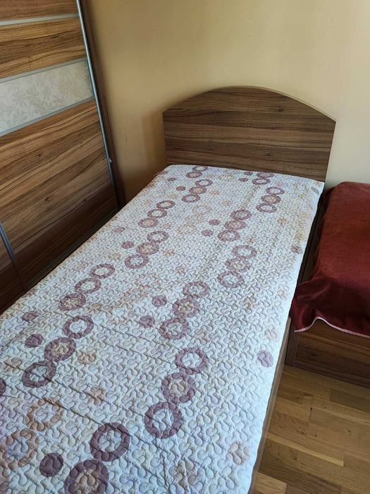 Продавам две единични легла с ракли и матраци, изработени по поръчка.