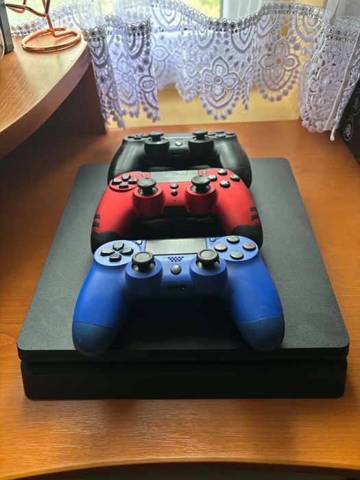 De vânzare PlayStation 4 slim in stare buna
