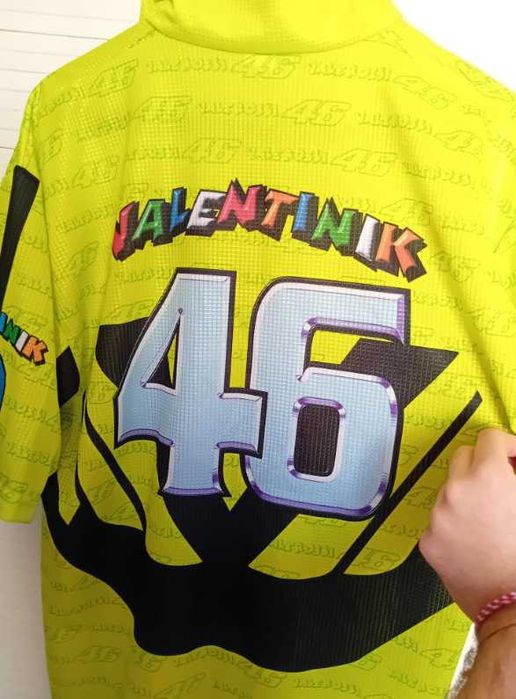 Уникална тениска на Валентино Роси