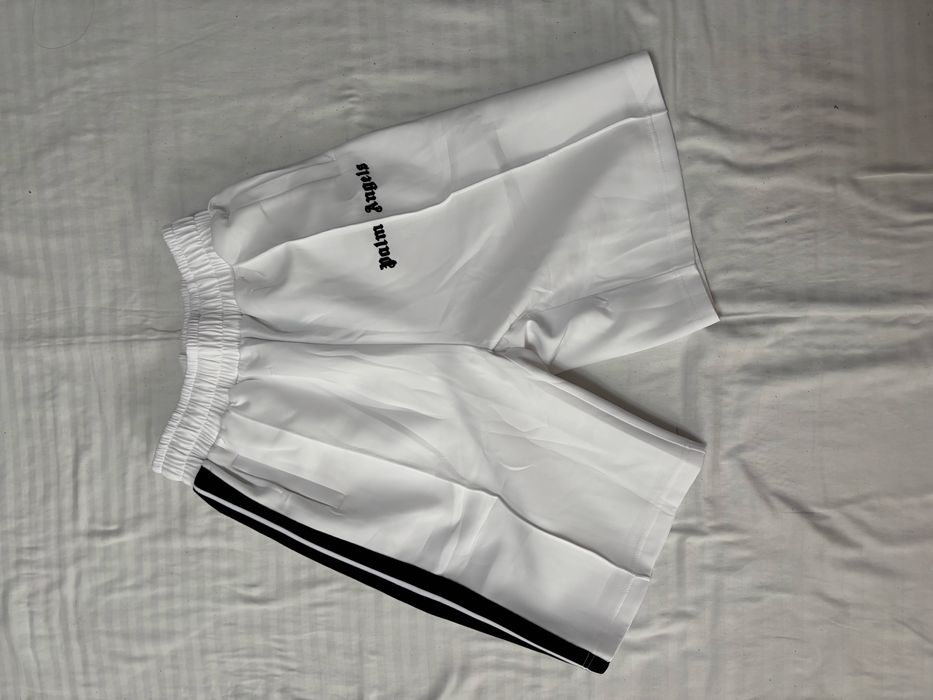 Pantaloni scuri si tricouri