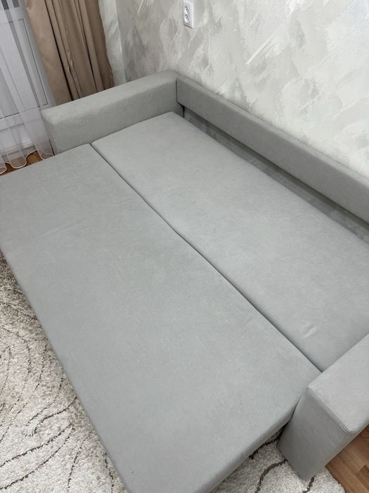 Диван с подушками