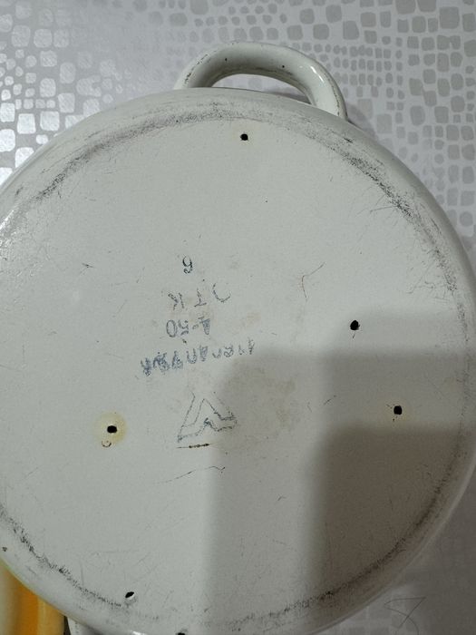 Продам кастрюлю эмалированную советскую