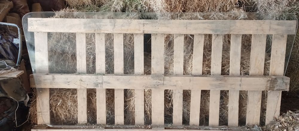 Продается лобовое стекло