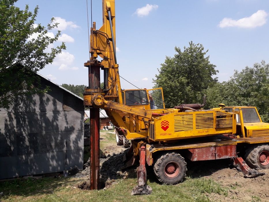 Nicoara foreaza fântâni. Piloni