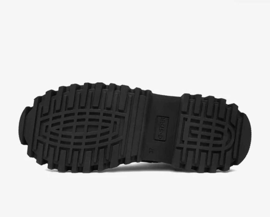 Продавам. Модни ботуши. Нов