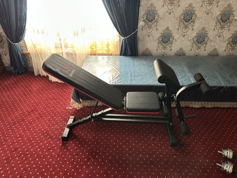 Скамья для тренировок и гантели