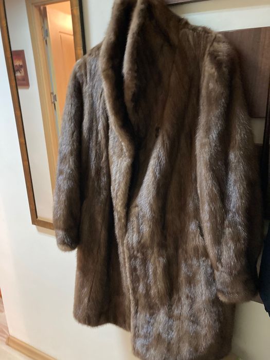 Vind haina lunga de blana cu căciula, din nurca,, aproape noua